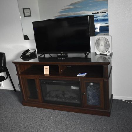 Lighthouse Cove Inn Bandon Exterior foto A typical entertainment center