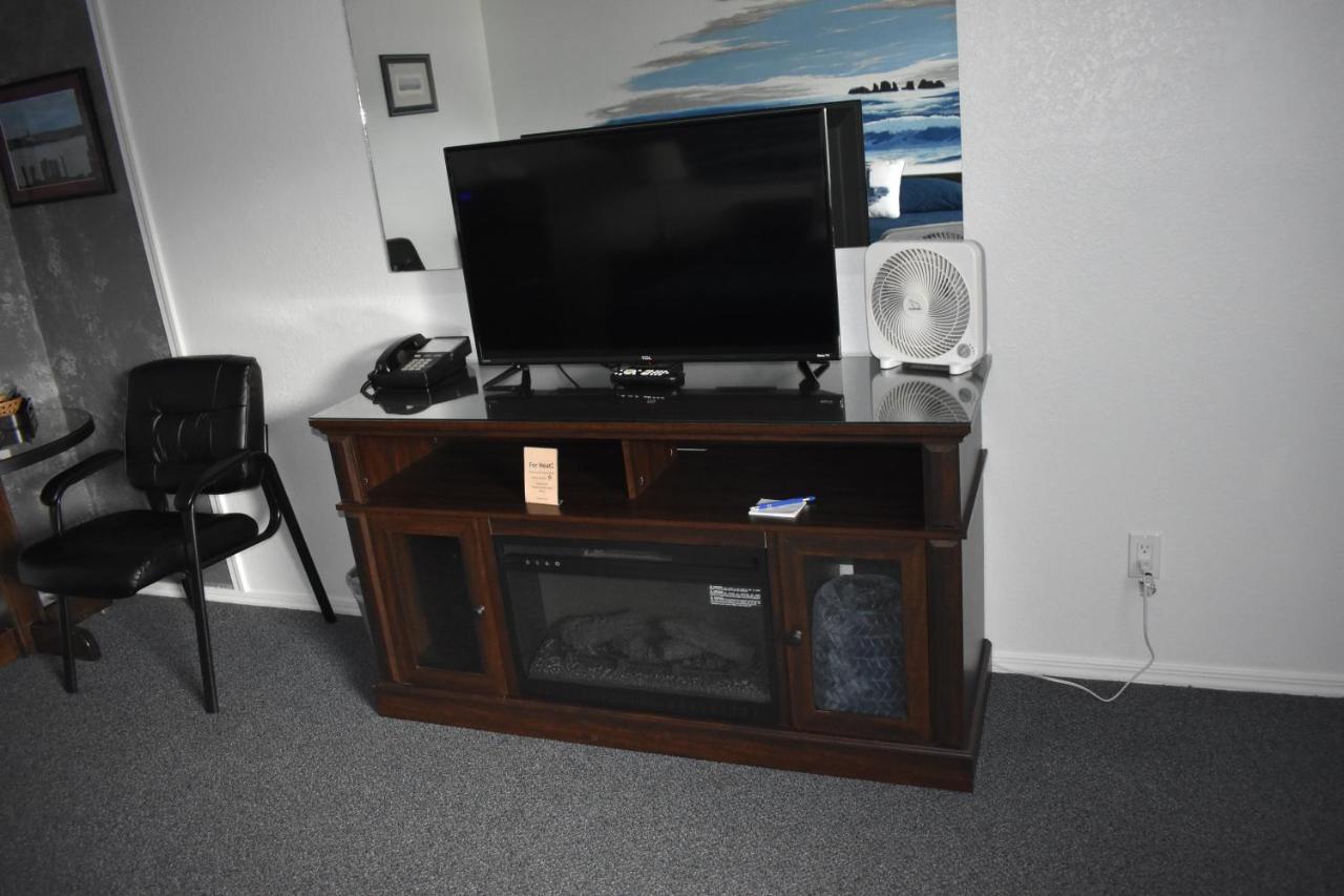 Lighthouse Cove Inn Bandon Exterior foto A typical entertainment center