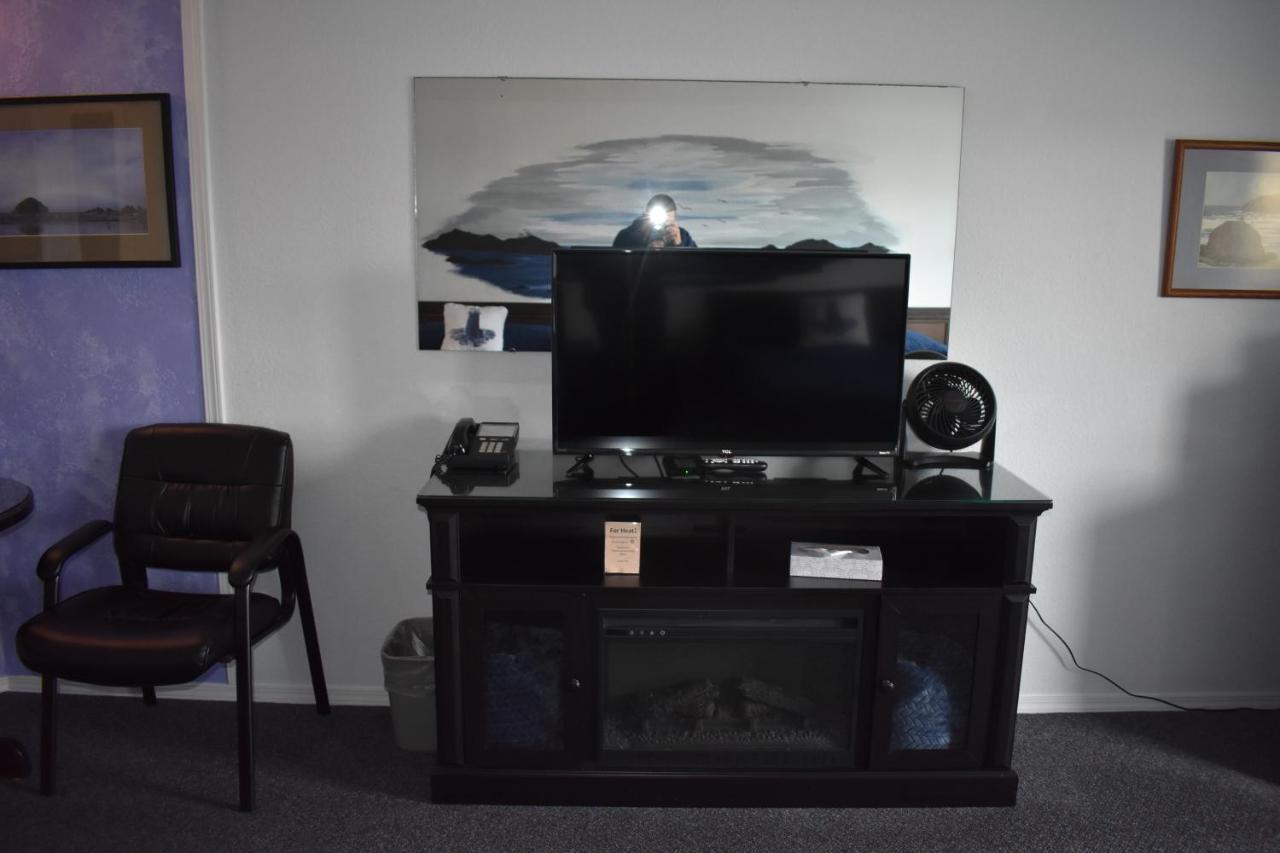Lighthouse Cove Inn Bandon Exterior foto A typical setup for a console gamer
