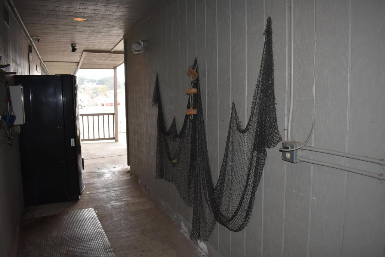 Lighthouse Cove Inn Bandon Exterior foto A cast net hanging on a wall