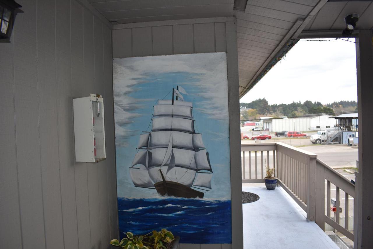 Lighthouse Cove Inn Bandon Exterior foto A mural of the ship at the Port of Tillamook Bay