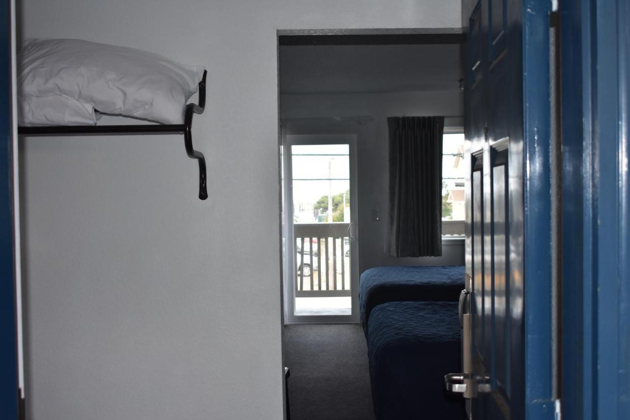 Lighthouse Cove Inn Bandon Exterior foto A room at the motel