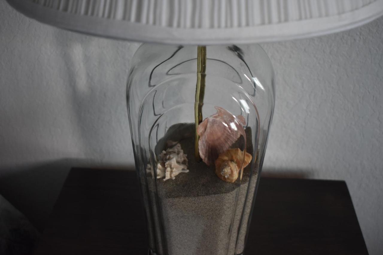 Lighthouse Cove Inn Bandon Exterior foto A lamp with a quartz crystal