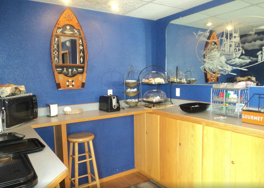 Lighthouse Cove Inn Bandon Exterior foto The interior of the station's cafe